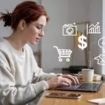 Persona trabajando en su Laptop para ganar Dinero en Internet