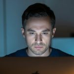 Hombre concentrado trabajando en la computadora